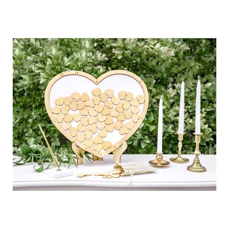 Livre d'or en bois en forme de coeur mise en scène