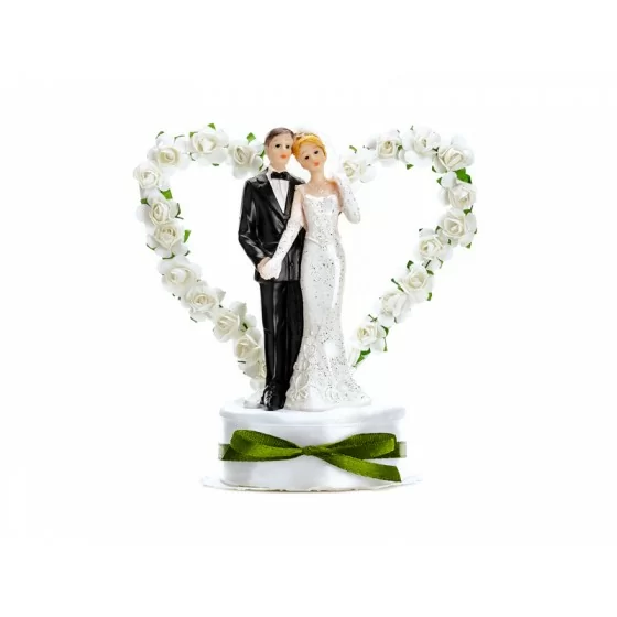 Un couple de mariés avec un coeur en fleurs blanches