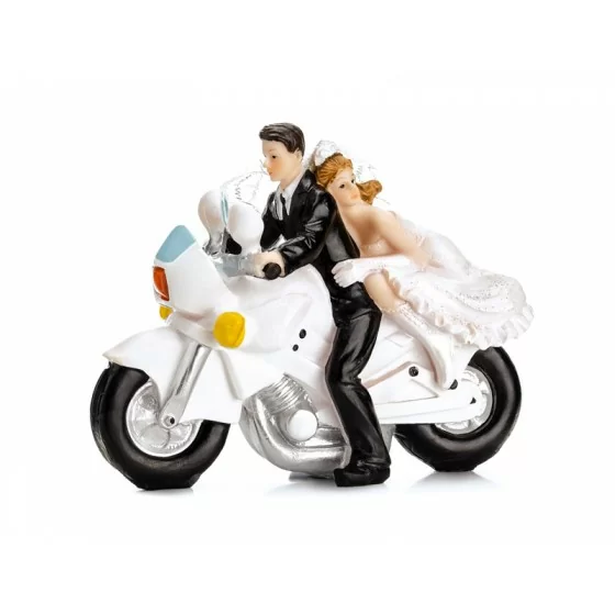 Un couple de mariés sur une moto